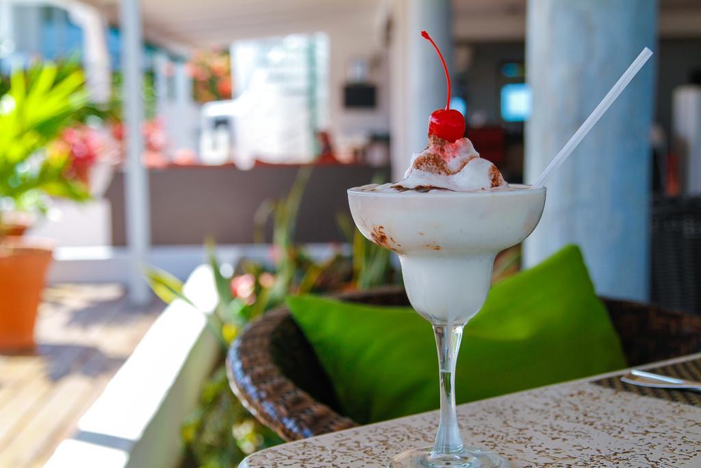 Trade Winds Hotel Dickenson Bay Esterno foto