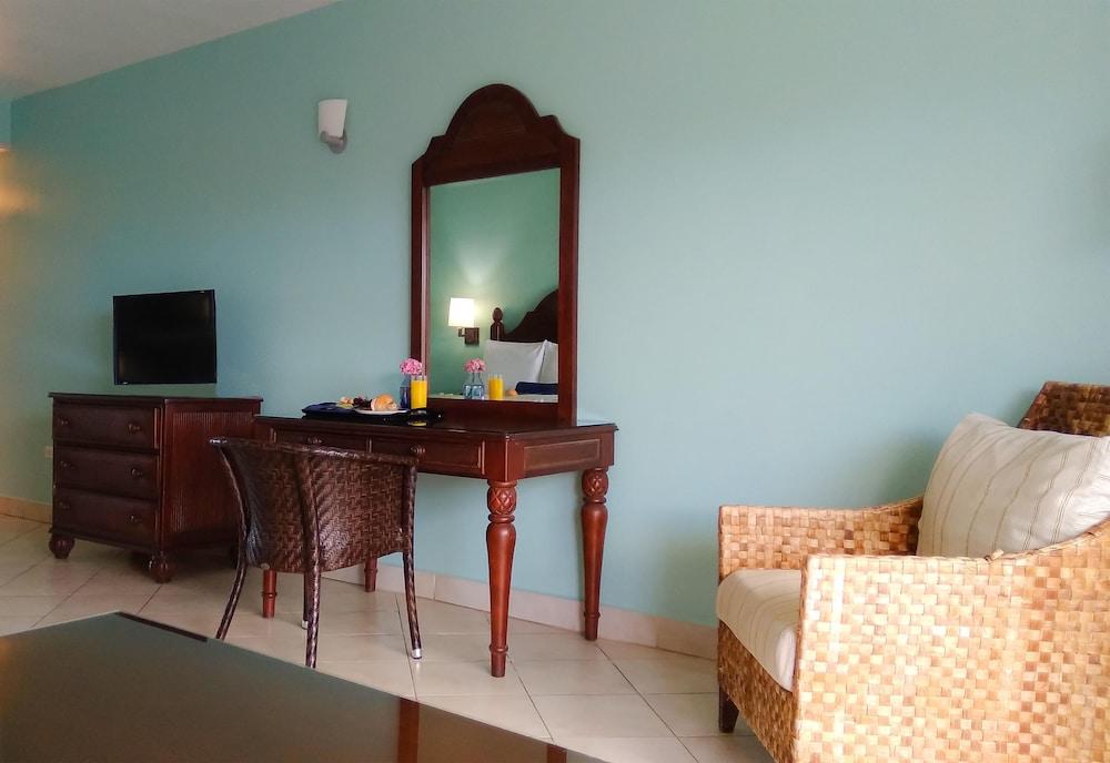 Trade Winds Hotel Dickenson Bay Esterno foto