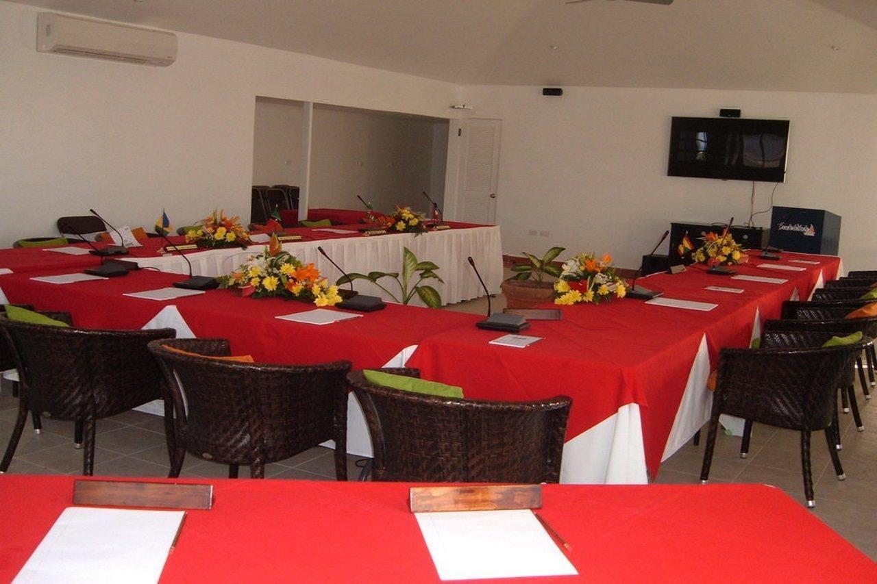 Trade Winds Hotel Dickenson Bay Esterno foto