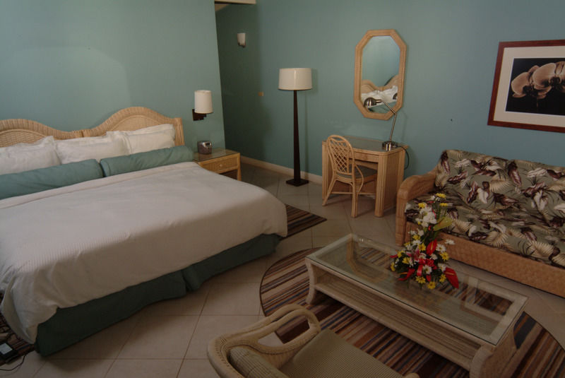 Trade Winds Hotel Dickenson Bay Esterno foto
