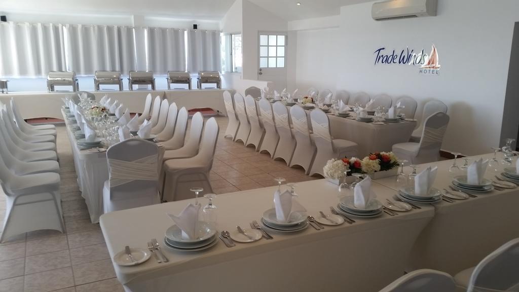 Trade Winds Hotel Dickenson Bay Esterno foto