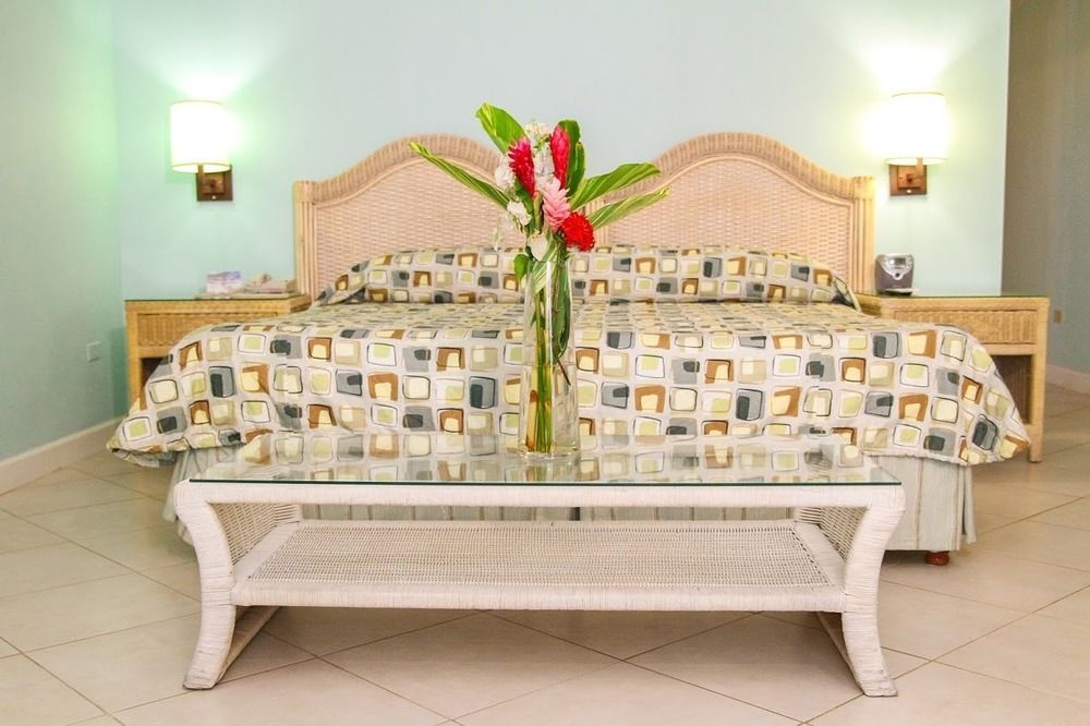 Trade Winds Hotel Dickenson Bay Esterno foto