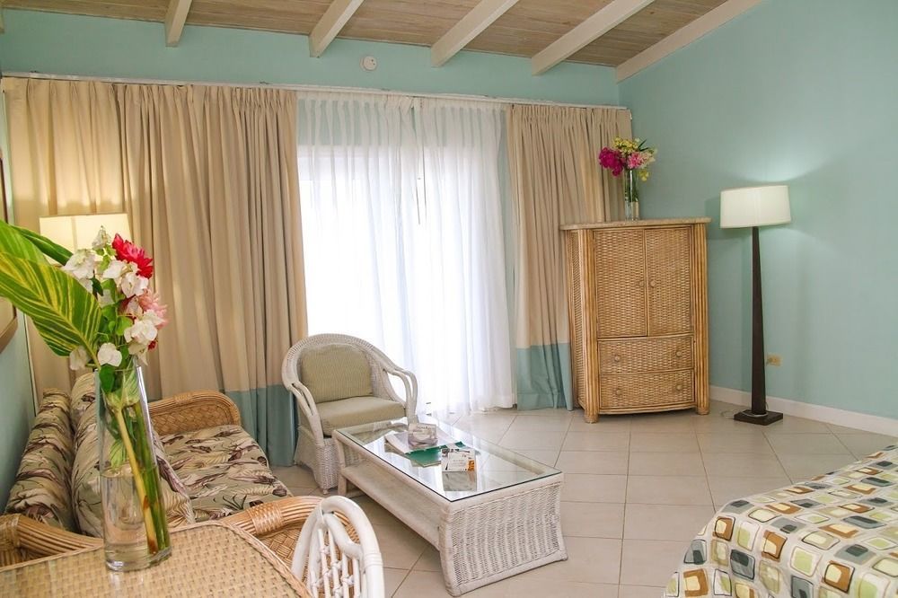 Trade Winds Hotel Dickenson Bay Esterno foto