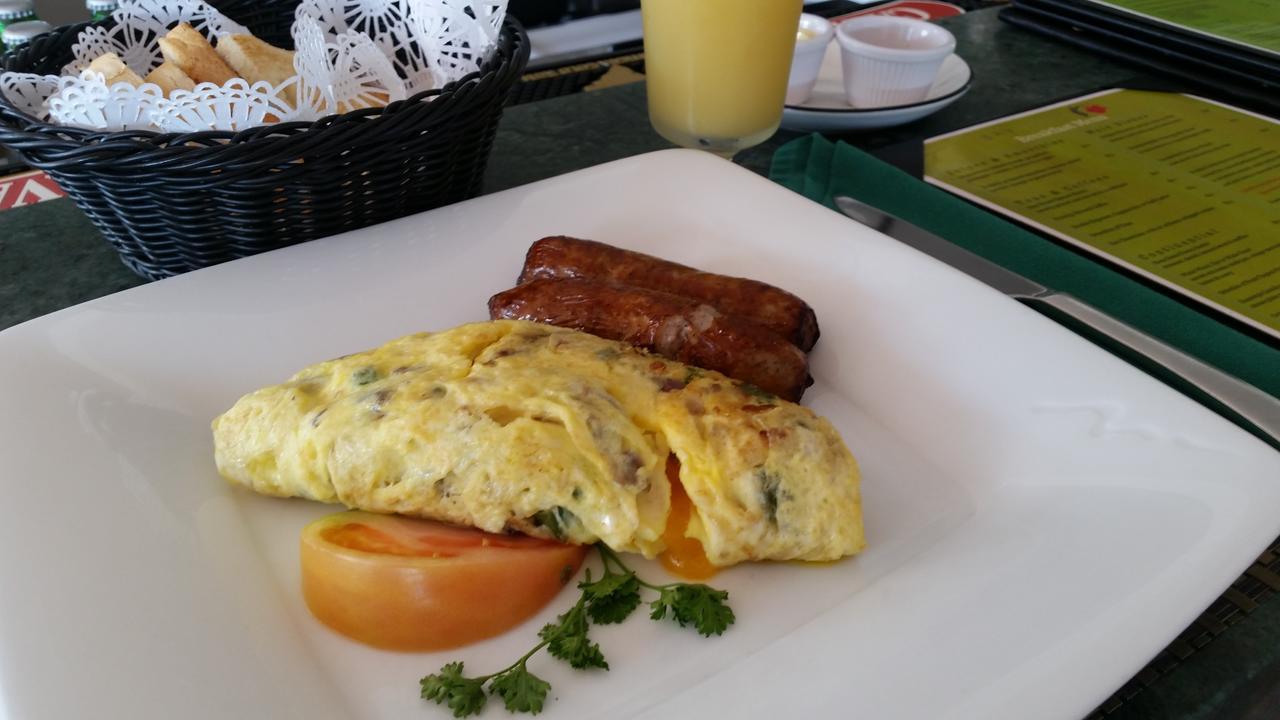 Trade Winds Hotel Dickenson Bay Esterno foto